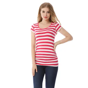 Détail d'un t-shirt de maternité à rayures rouges et blanches avec fronces sur les côtés