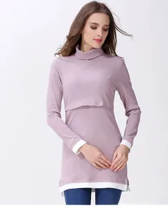 Dettaglio della maglia da allattamento lilla con design a strati e bordo bianco