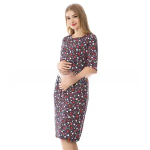 Détail d'une robe de maternité fleurie avec tissu bleu marine et encolure ronde élégante