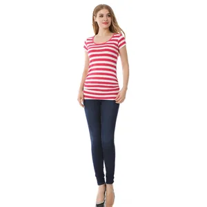 Détail d'un t-shirt de maternité à rayures rouges et blanches avec fronces sur les côtés