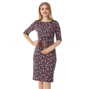 Détail de l'imprimé floral à taille haute et du col rond de cette robe de maternité