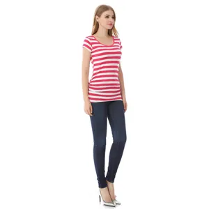 Détail du t-shirt de maternité à rayures rouges et blanches avec fronces sur les côtés