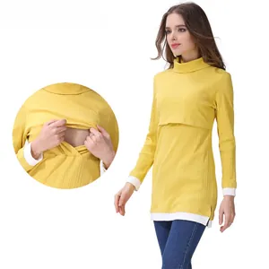 Dettaglio dell'apertura laterale per allattamento su maglia premaman giallo zenzero
