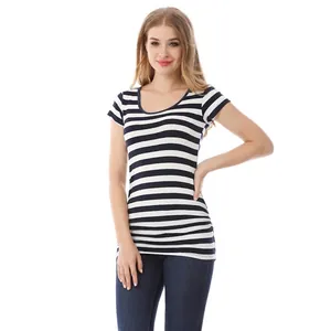 Détail du t-shirt de maternité rayé en modal doux avec fronces latérales respirantes