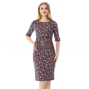 Détail d'une robe de maternité à fleurs avec col rond et manches mi-longues en bleu
