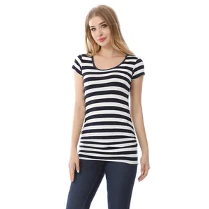 Détail du t-shirt de maternité rayé avec encolure en U et tissu modal respirant