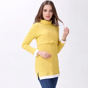 Dettaglio del maglione premaman giallo zenzero con trama a costine e apertura per allattare
