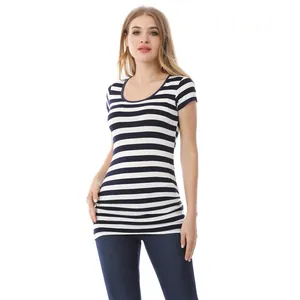 Détail d'un t-shirt de maternité rayé en modal doux avec plis latéraux extensibles