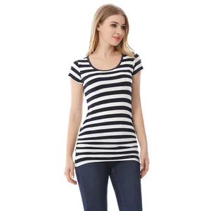 Détail du tissu modal doux et respirant à rayures bleu et blanc sur le t-shirt de maternité