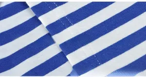 Detail des blau-weiß gestreiften Strickstoffs mit hochwertigen Nähten und Textur