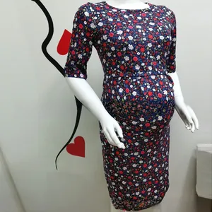 Détail du motif floral sur robe de maternité bleu marine à manches mi-longues et col rond