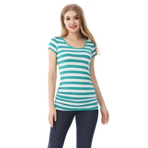 Détail du t-shirt de maternité à rayures vertes avec fronces latérales et col rond