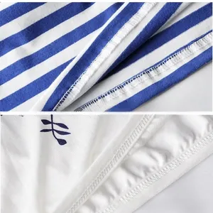 Details von blau gestreiftem und geblümtem Baumwollstoff mit Overlock-Nähten