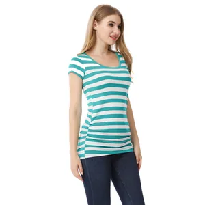 Détail du t-shirt de maternité rayé vert et blanc avec côtés froncés et col rond classique