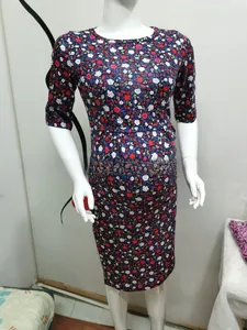 Détails du motif floral et du col rond sur une robe de maternité et d'allaitement