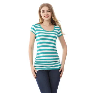 Détail du t-shirt de maternité à rayures vertes avec côtés froncés en modal très doux