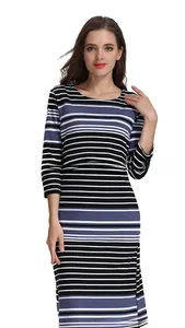 Détail de la robe de maternité en coton avec motif à rayures bleu et blanc