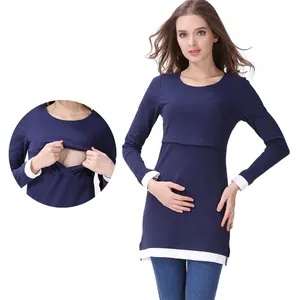 Dettaglio della maglia da allattamento blu navy con design a doppio strato per allattare