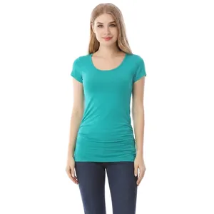 Détail du t-shirt de maternité rayé turquoise avec des fronces latérales pour le confort