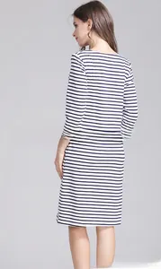 Robe d'allaitement moulante à rayures marines classiques avec un tissu en coton confortable