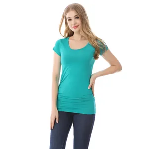 Détail du t-shirt de maternité turquoise à rayures avec fronces latérales et modal doux