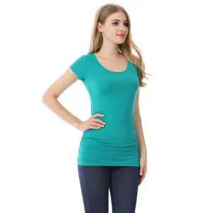 Détail d'un t-shirt de maternité avec fronces latérales en tissu modal doux et respirant