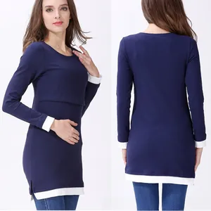 Dettaglio maglia premaman blu scuro a maniche lunghe con finiture bianche e strato allattamento