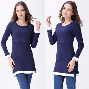 Dettaglio maglia allattamento blu navy con spacchi laterali e bordi a costine bianche