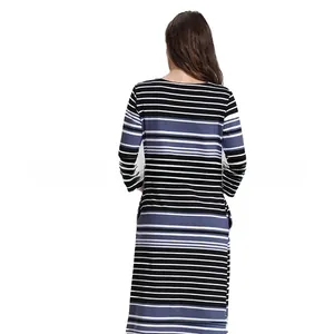 Robe de maternité ajustée avec rayures horizontales noires, blanches et bleu-gris