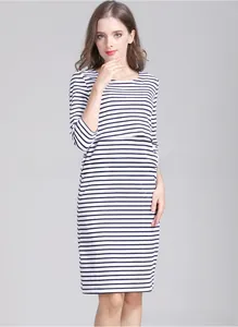 Détail d'une robe de maternité rayée noir et blanc avec double couche pour l'allaitement