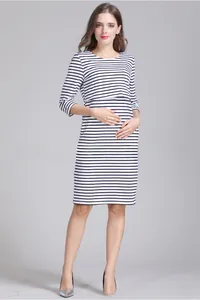 Détail de l'ouverture d'allaitement sur une robe de maternité rayée en coton confortable