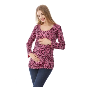Détail du haut d'allaitement léopard rose avec soutien élastique pour femme enceinte