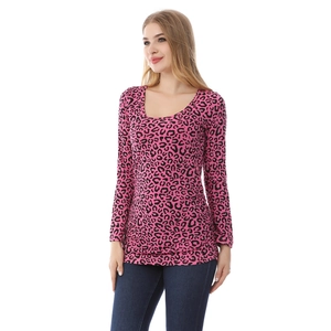 Détail du haut d'allaitement léopard rose avec mélange de coton doux et col rond élastique