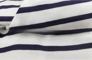 Gros plan d'un tricot de coton rayé doux montrant la texture souple et les coutures fines