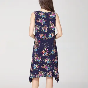 Vue de dos d'une robe d'allaitement en modal sans manches avec imprimé floral et ourlet