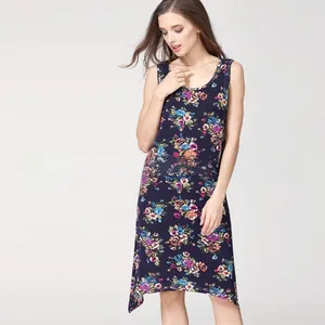Détail de la robe de maternité fleurie en modal avec accès latéral pour l'allaitement