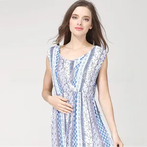 Détail de rayures géométriques et florales sur une robe de maternité sans manches