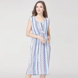 Détail de l'imprimé floral et rayé sur une robe de maternité sans manches en coton