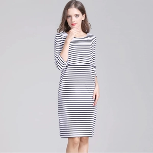 Robe de maternité ajustée à rayures noires et blanches avec manches 3/4 et coupe genou