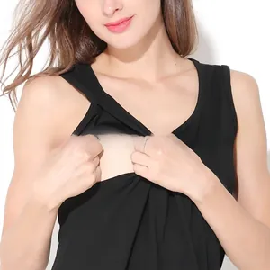 Détail de l'ouverture latérale d'allaitement sur une robe de maternité noire en modal