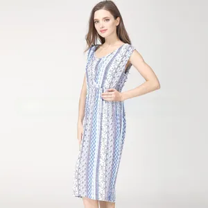 Détail d'une robe de maternité sans manches à rayures bleues et motifs floraux doux
