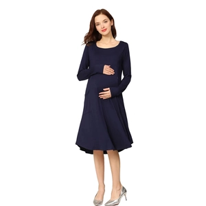 Vista frontale di un vestito premaman blu scuro a maniche lunghe con linea ad A