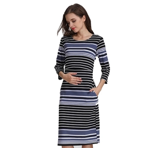 Robe de maternité à rayures en coton avec accès allaitement et poches latérales