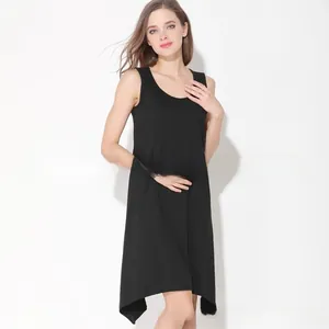Détail de robe d'allaitement en modal doux avec ouverture latérale pratique en noir