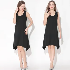 Détail de l'ourlet irrégulier et du tissu en modal doux de cette robe d'allaitement noire
