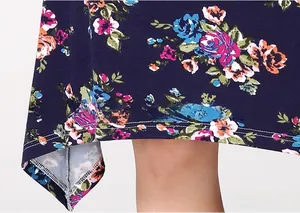 Détail d'une robe de maternité fleurie en modal avec coutures de qualité