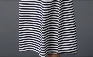 Detail der hochwertigen Nähte und des schwarz-weiß gestreiften Baumwollstoffs am Kleid