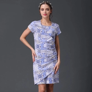 Slim fit V-neck nursing dress in floral print with pleated waist for summer maternity