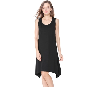 Robe d'allaitement sans manches en modal noir avec ourlet asymétrique pour l'été