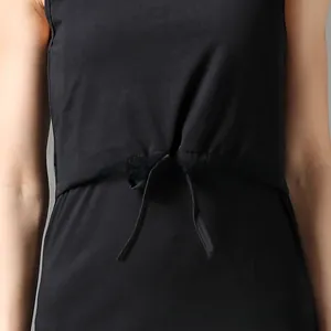 Detail eines ärmellosen Umstandskleides mit verstellbarem Kordelzug an der Taille